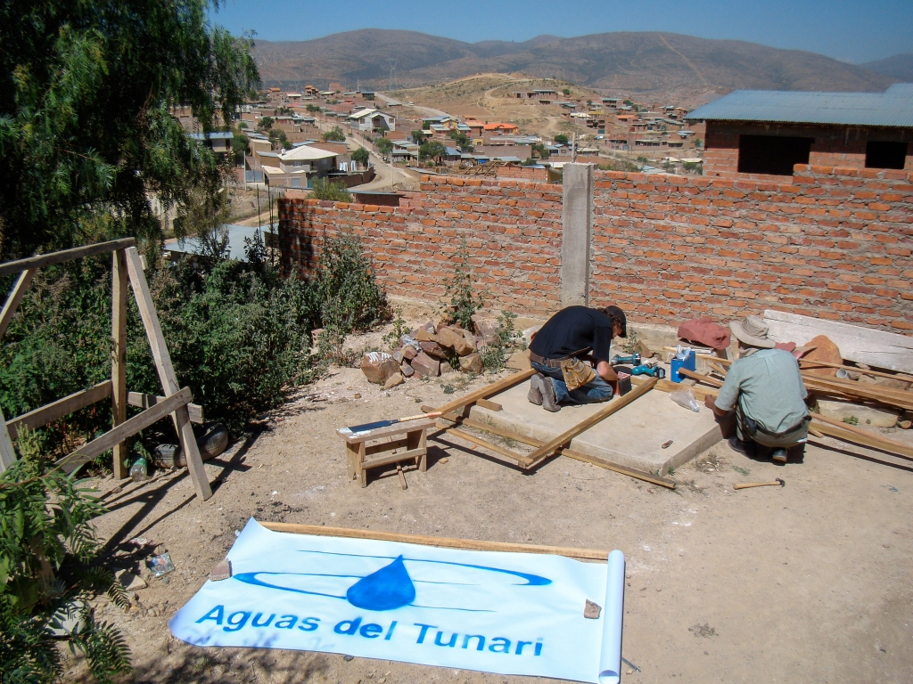 David making the Aguas Del Tunari sign